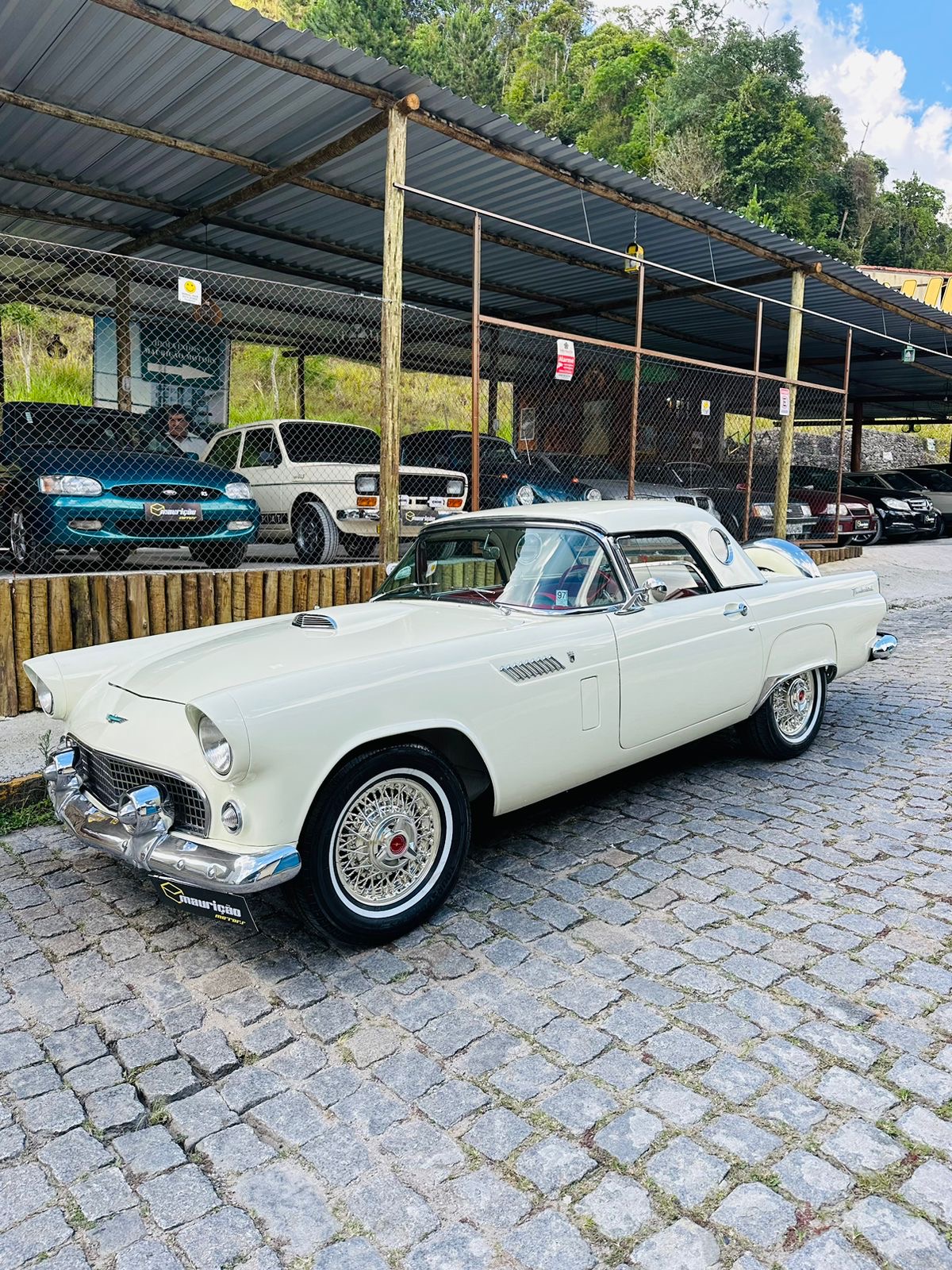 Ford Thunderbird clássico branco em destaque na Maurição Motors